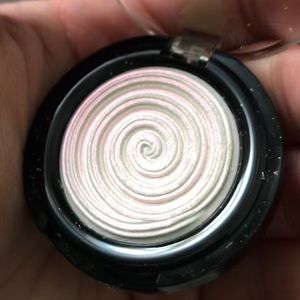 Iridescent highlighter